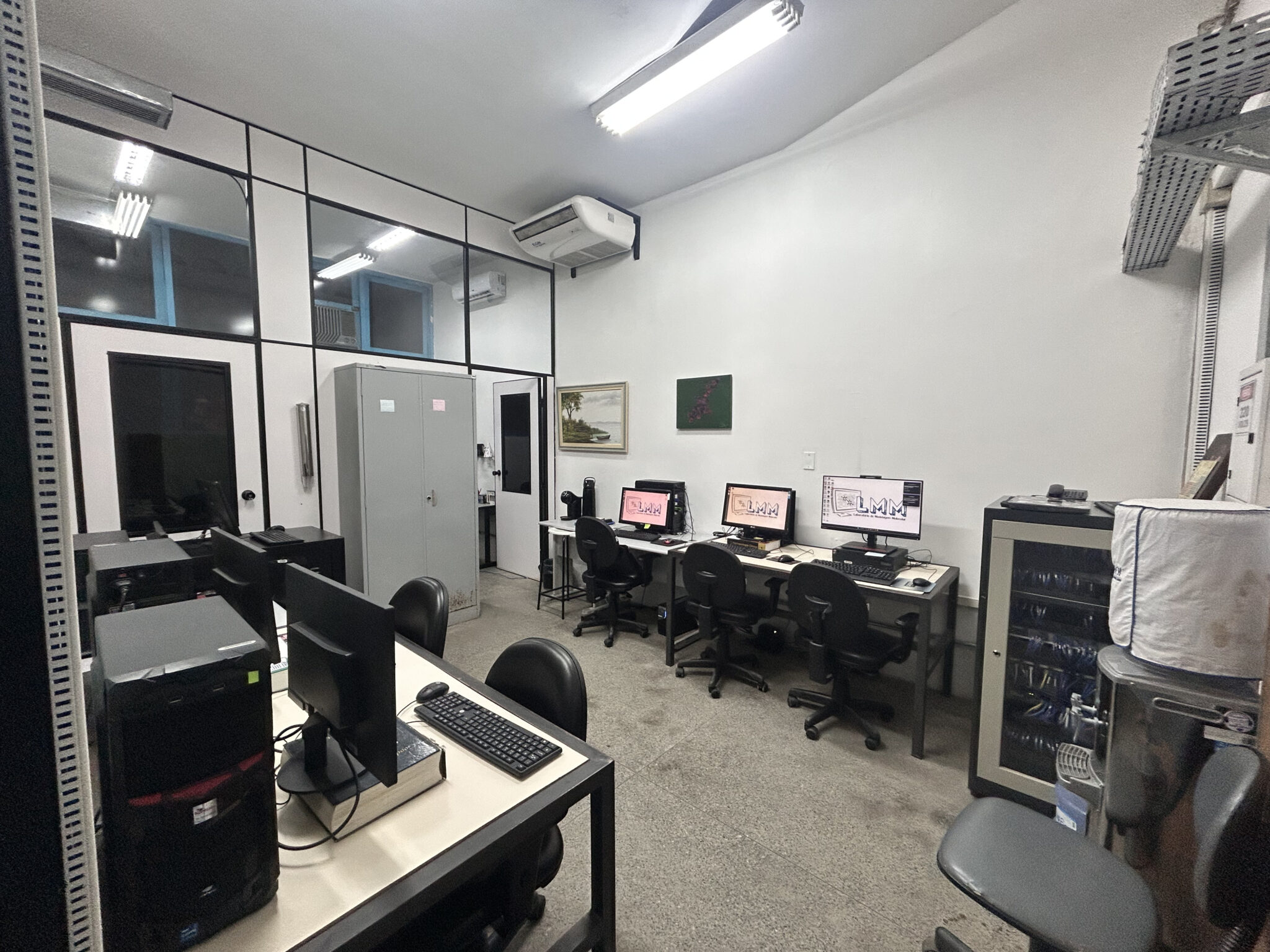 Sala do LMM com estações de trabalho e servidores