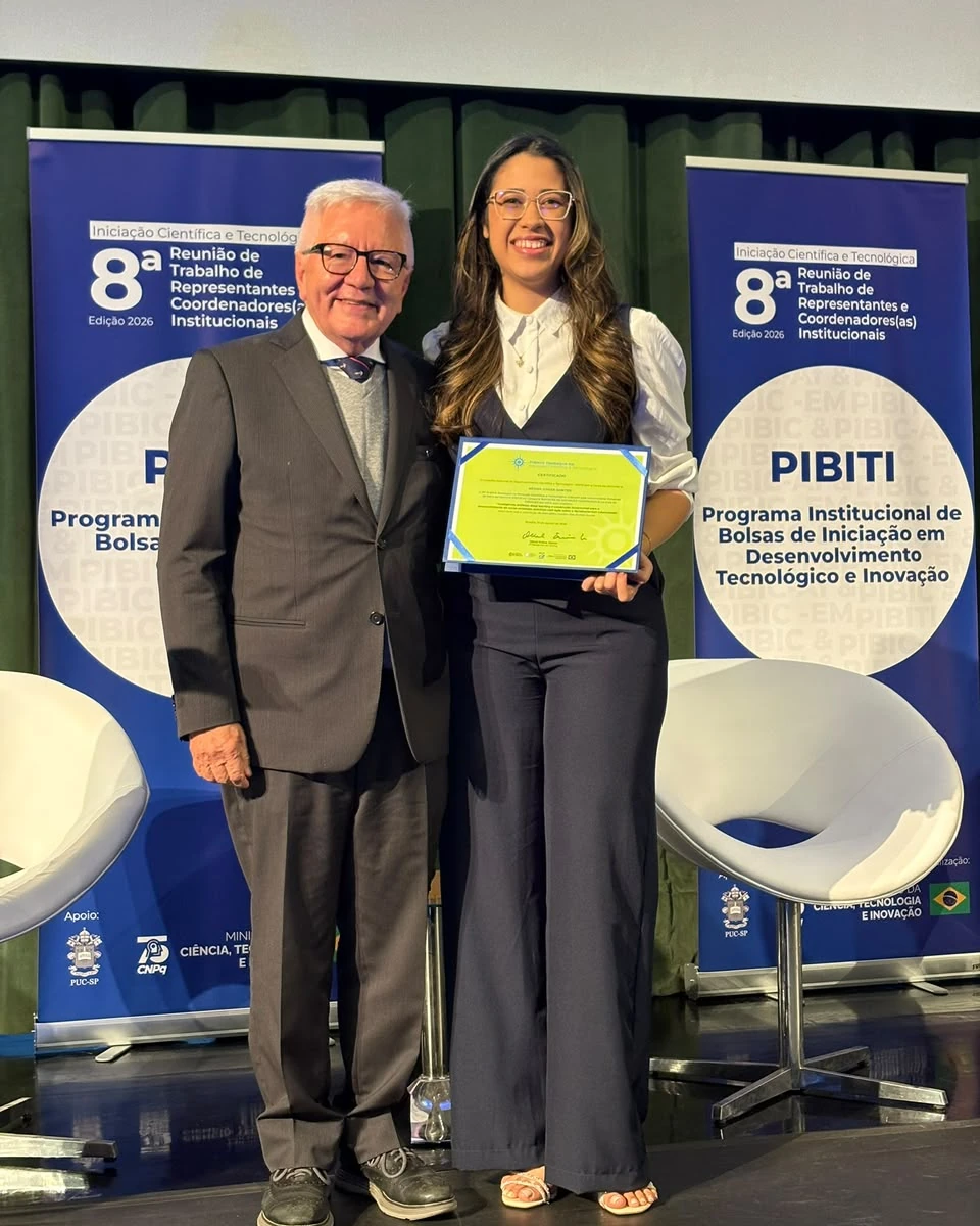 Késsia Souza Santos with her certificate next to the CNPq president, Olival Freire Junior