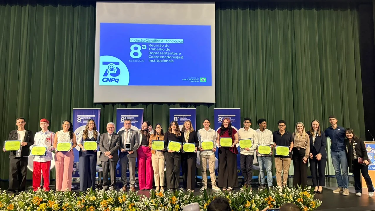 Winners of the 23rd Highlight Award in Scientific and Technological Initiation on stage, holding their certificates