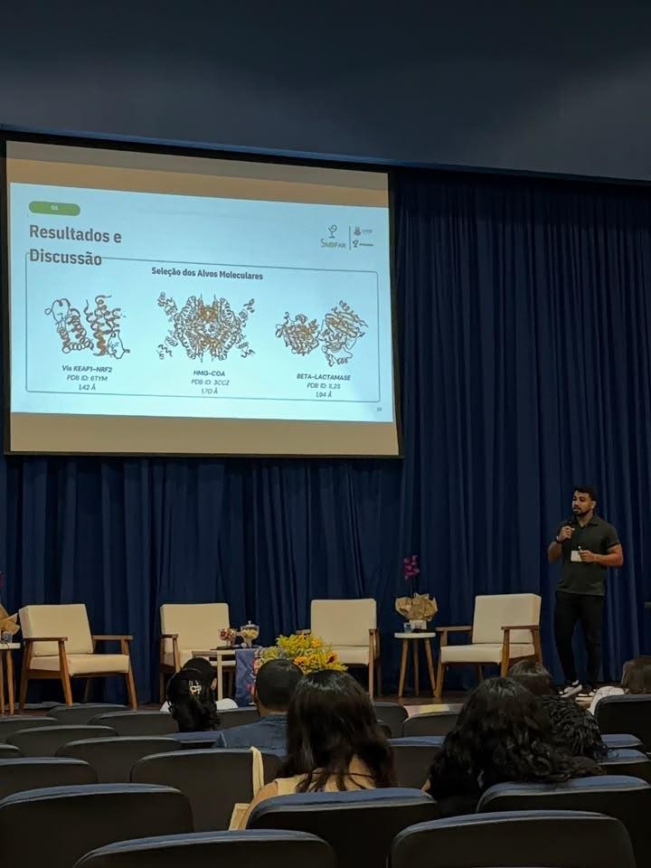 Apresentação oral de Pedro Henrique Leite Silva no auditório do SIMBIFAR 2026