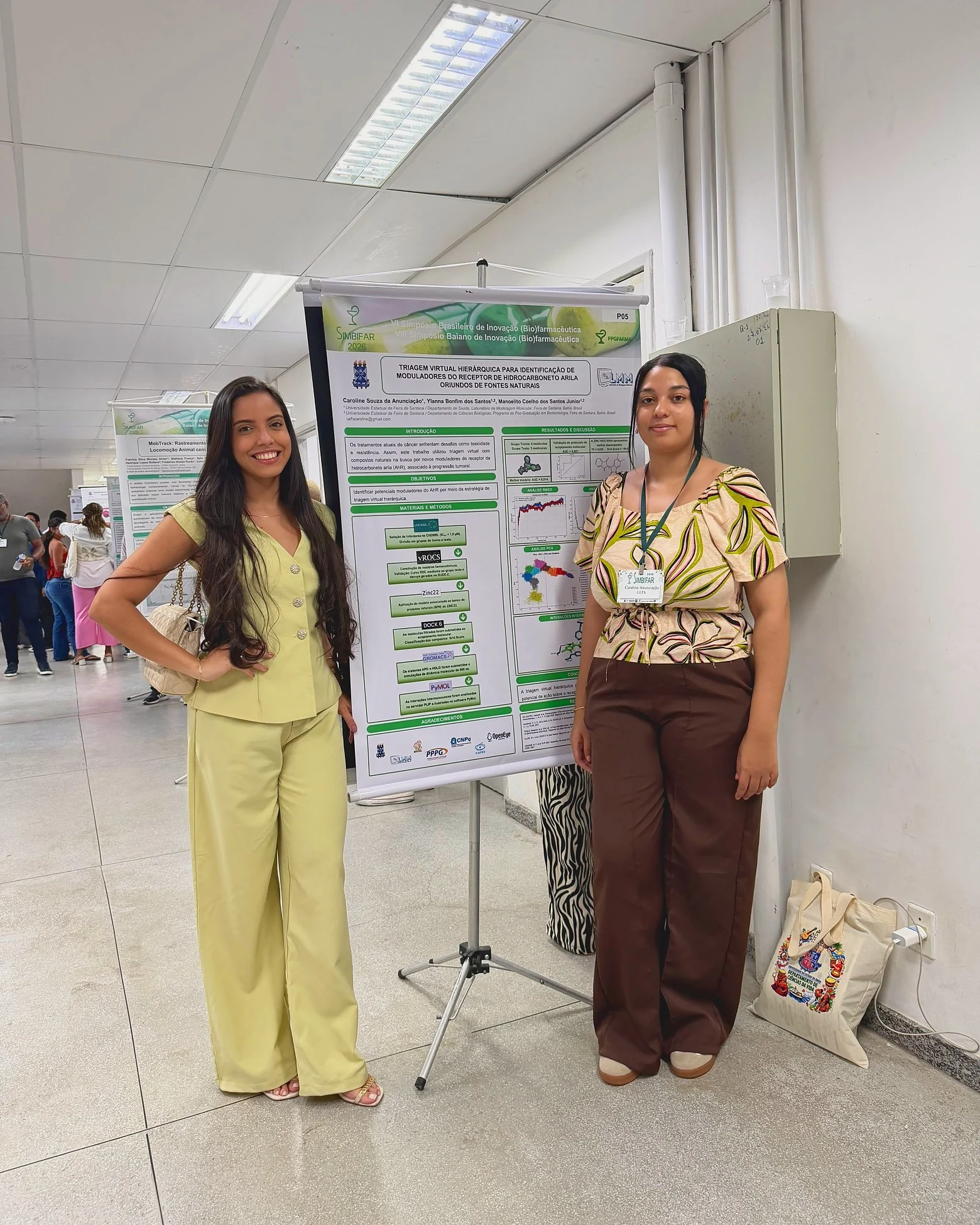 Caroline Anunciação e Ylanna Bonfim ao lado do pôster P05